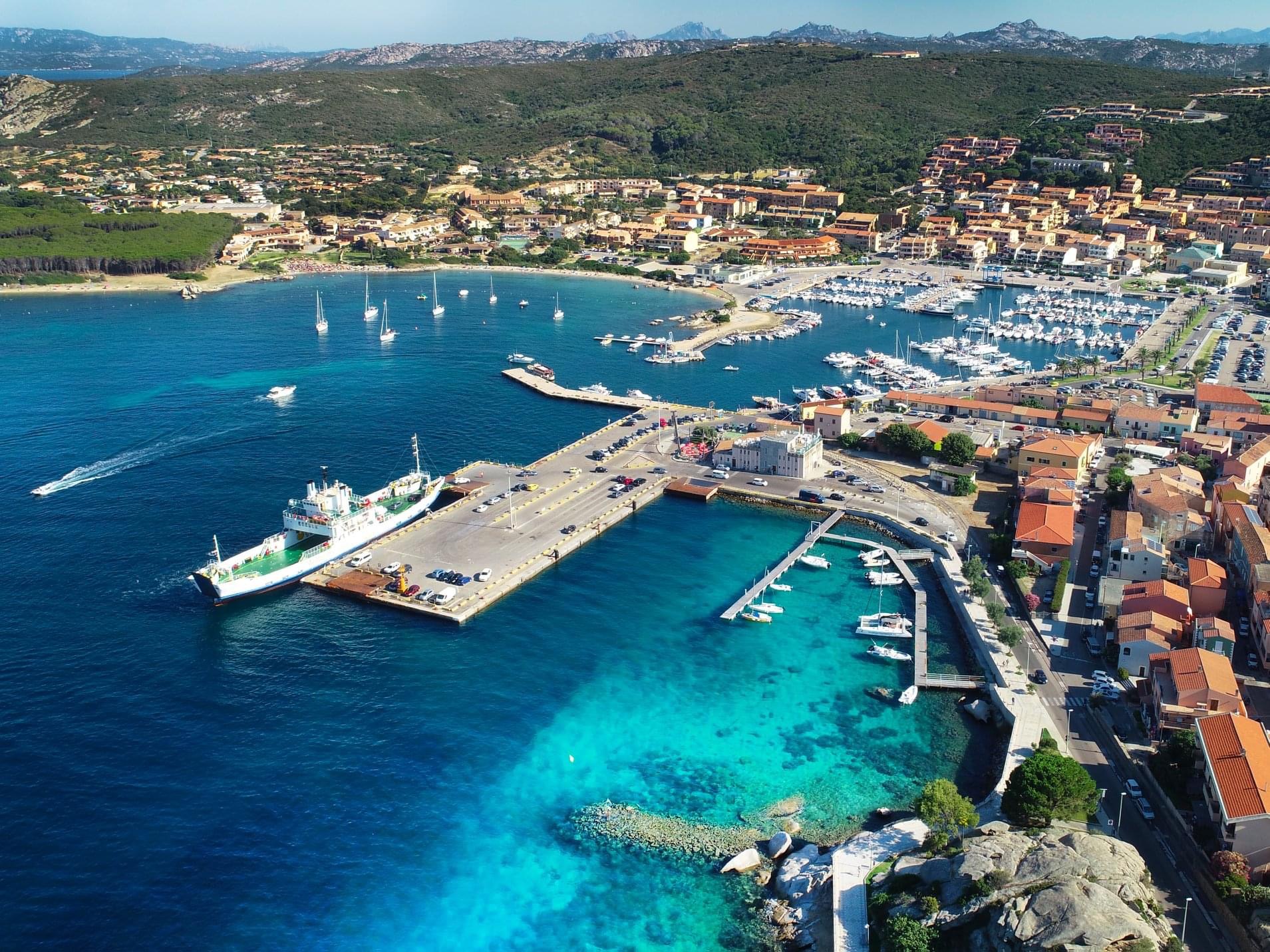 Vista aerea del porto di Palau con il traghetto per La Maddalena