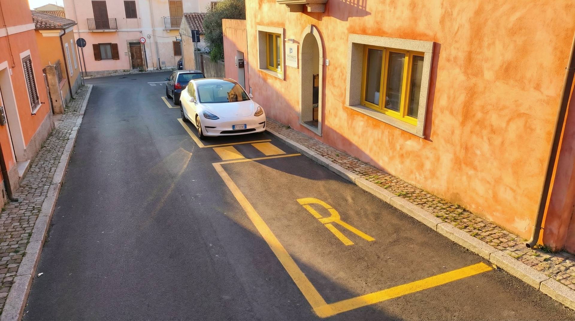 Stallo carico e scarico bagagli con segnaletica gialla R sotto la struttura di Vento Mare Apartments a Palau